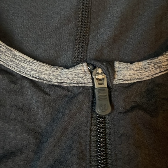 Lululemon Cycling Shirt black lined in gray has three back pockets quarter zip - Picture 3 of 11